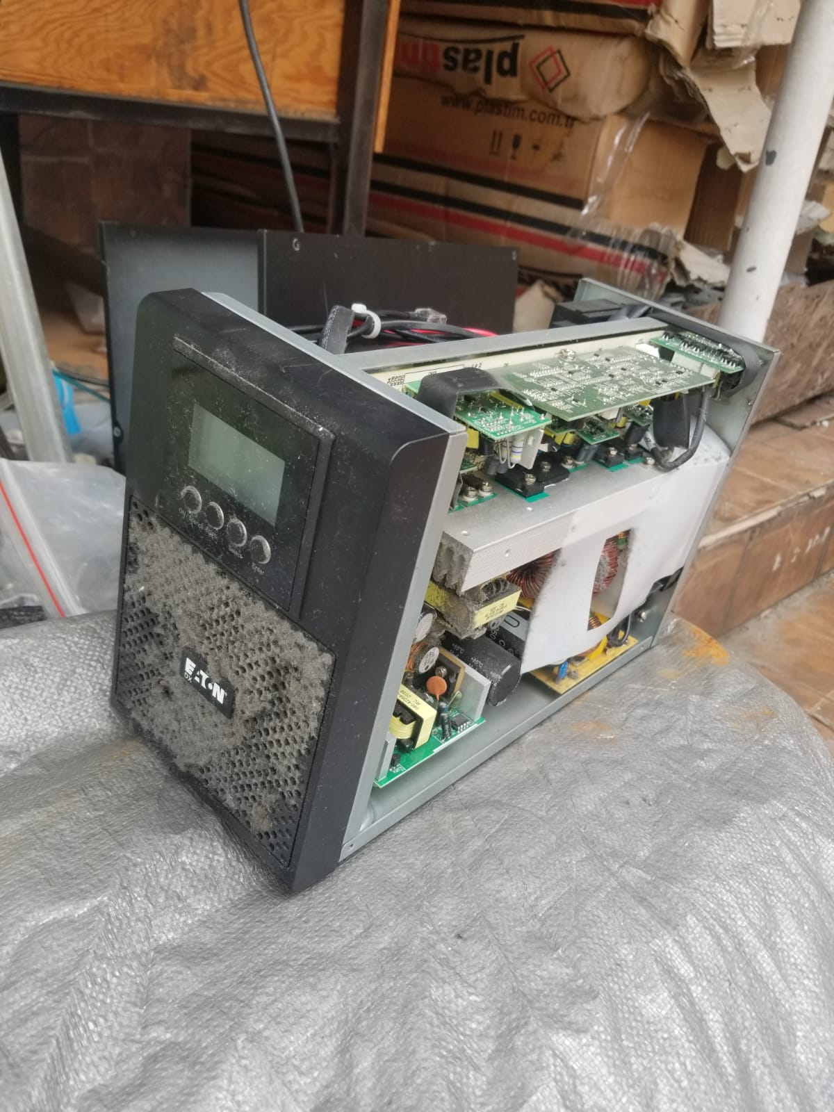 UPS Eaton panel frontal sucio